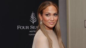 Jennifer López genera revuelo al tomarse de la mano con Matt Damon