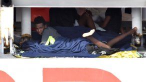 Inspeccionan barco de migrantes anclado en puerto de Italia