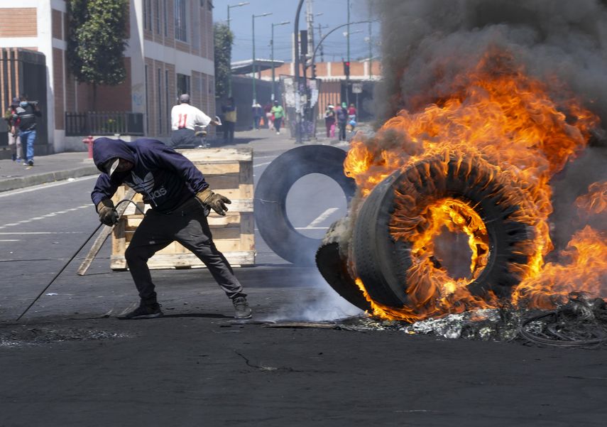 En Quito algunos manifestantes quemaron neumáticos mientras que un grupo de manifestantes se movilizaba en un vehículo llevando una bandera ecuatoriana.