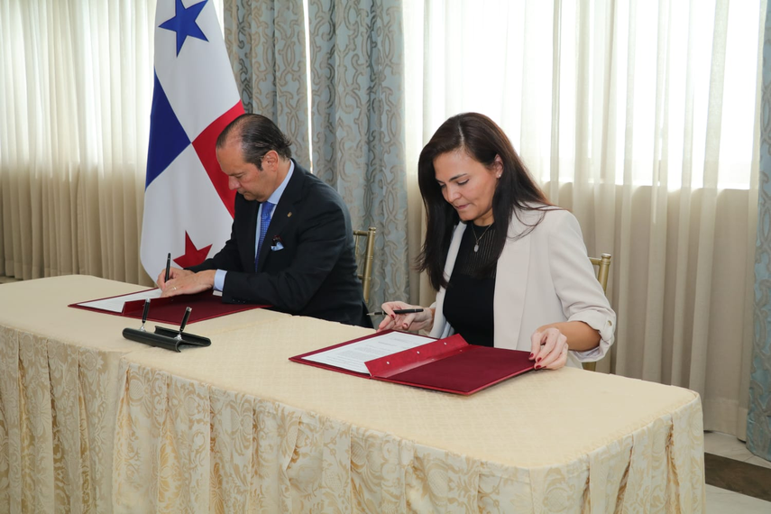 Donación de mamógrafo a Panamá