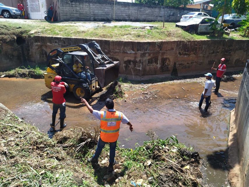 MOP avanza con la limpieza de cauce de quebrada en Juan Díaz