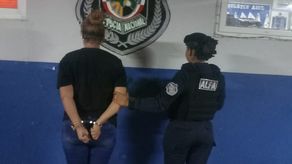 Detienen a mujer con orden de aprehensión por maltrato al menor. Detienen a mujer con orden de aprehensión por maltrato al menor.