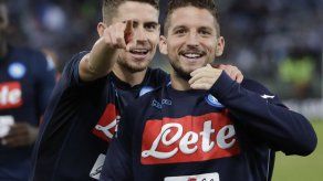 Gol de Mertens por Napoli comparado con gol de Maradona