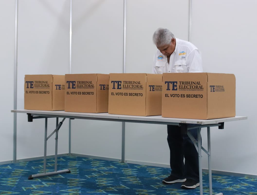 Elecciones 2024: José Raúl Mulino es el segundo candidato presidencial en votar.