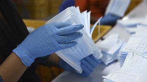 Las mascarillas deberán utiizarse en tiendas y en el transporte público.