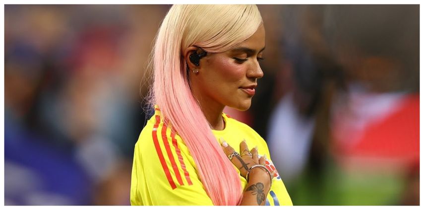 Karol G durante el canto del himno de Colombia.