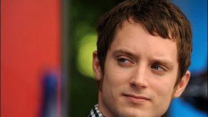 Elijah Wood inaugura muestra de moda en Chile sobre guerra