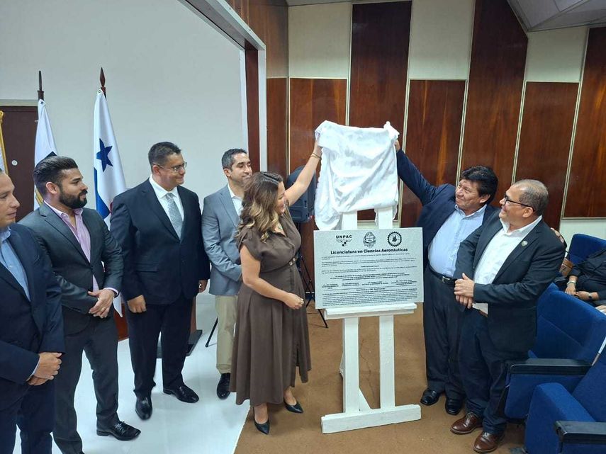 Las autoridades develaron una placa conmemorativa en la facultad. Las autoridades develaron una placa conmemorativa en la facultad.
