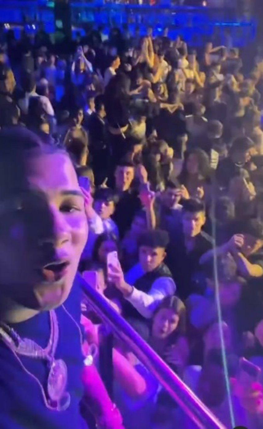 Boza contagia a su público con sus canciones en gira por Barcelona