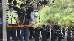 Corea del Sur: Jóvenes se ayudaron a escapar de naufragio