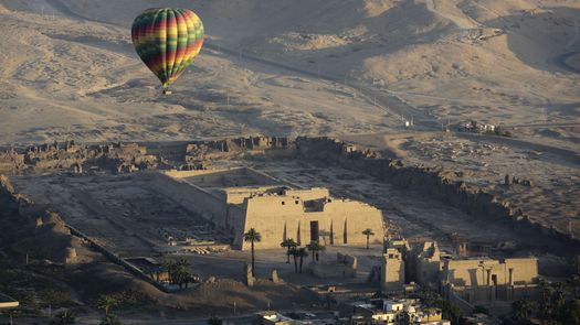 Los vuelos en globo aerostático sobre Luxor, 510 kilómetros (320 millas) al sur de El Cairo, son populares entre los turistas porque ofrecen vistas espectaculares de los templos antiguos.