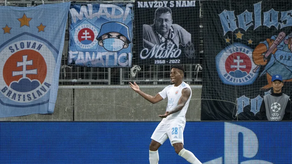 César Blackman asistiendo a Marko Tolic en el crucial partido que llevó al Slovan Bratislava a la Champions League.