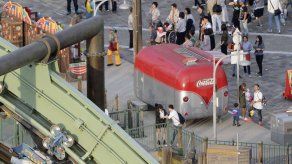 Montaña rusa deja 64 pasajeros suspendidos en el aire en Japón