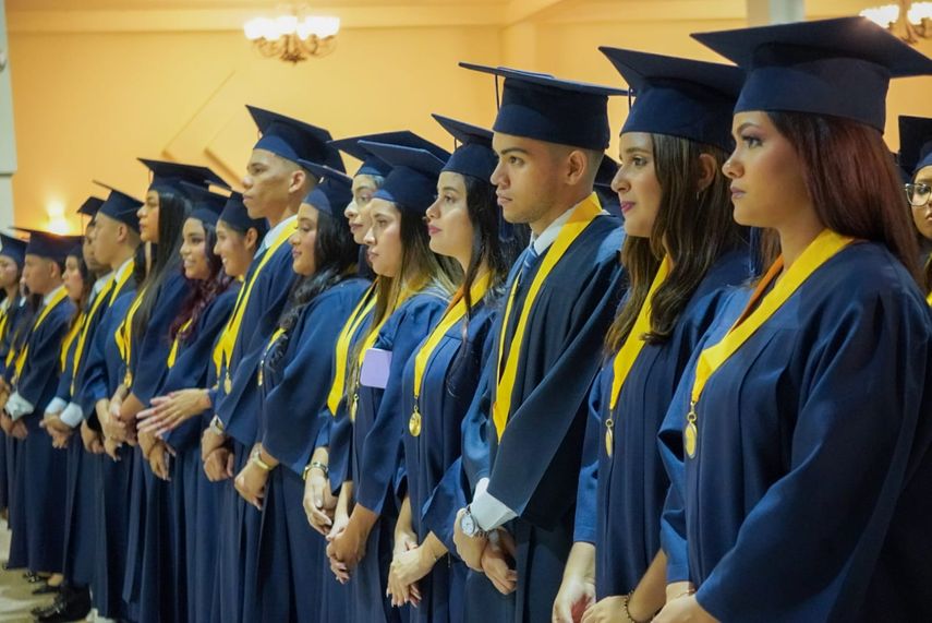 Los graduados recibieron sus títulos en Licenciatura en Ciencia de la Enfermería, entre otros. Los graduados recibieron sus títulos en Licenciatura en Ciencia de la Enfermería, entre otros.