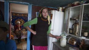 Niños comen alimentos impuros en Chernobyl