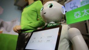 Asimo conoce a Pepper: Honda y Softbank colaboran en robots