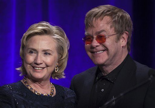 Elton John rinde homenaje a Hillary Clinton