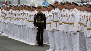 Putin alaba papel de la Armada rusa durante desfile naval en San Petersburgo