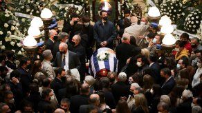 Grupos de personas asisten al velatorio del ministro del Interior, Jorge Larrañaga, en Montevideo, Uruguay.