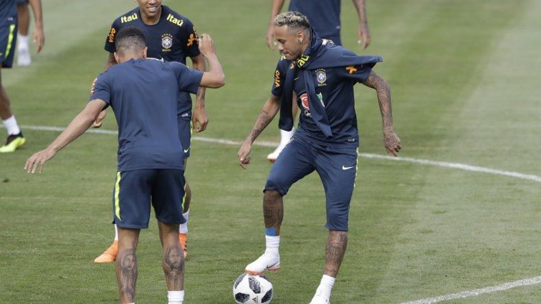 Neymar vuelve a entrenar; Brasil afirma que está listo