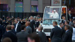 Una multitud saluda al papa en la Quinta Avenida de Nueva York Una multitud saluda al papa en la Quinta Avenida de Nueva York