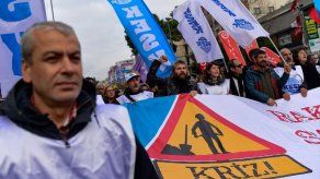 Miles de personas protestan en Estambul contra el alto costo de la vida