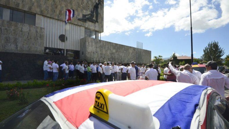 Taxistas protestan en Costa Rica al exigir un fallo judicial contra Uber