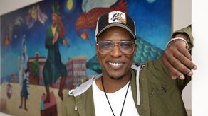 Pero no siempre se siente acogido en los ámbitos judíos: el color de su piel suele provocar miradas suspicaces y suposiciones ofensivas.