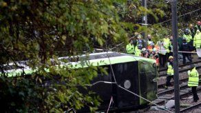 Descarrila un tranvía en Londres: hay 2 atrapados