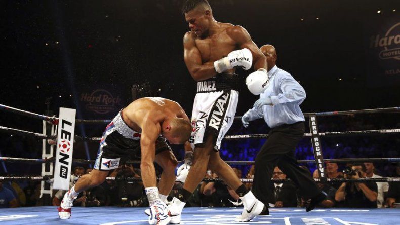 Álvarez noquea a Kovalev y es monarca semipesado