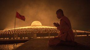 Monjes celebran el Makha Bucha