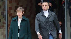 Dani Alves abandona la prisión junto a su abogada.