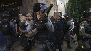 Los palestinos han acusado a la policía israelí de hacer un uso excesivo de la fuerza en el lugar sagrado, y las redes sociales se han llenado de videos que muestran a agentes israelíes golpeando a quienes parecen ser palestinos desarmados, incluyendo mujeres.