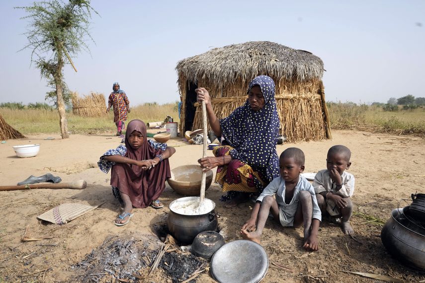 Las autoridades culpan de las inundaciones a la liberación excesiva de agua de la represa Lagdo en Camerún y a lluvias más intensas de lo normal. Sea cual sea la causa