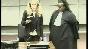 Mia Farrow contradice a Campbell en juicio a Taylor