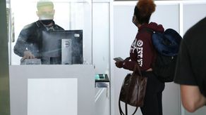 En lo que se refiere a la totalidad de entradas y salidas por vía aérea en enero de este año, las estadísticas de Migración indican que se registraron 322, 870 personas.