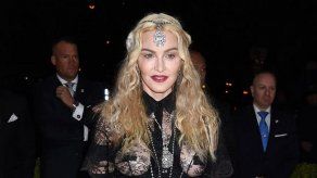 Madonna alaba a Francia por aceptar a una primera dama mayor que su esposo