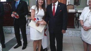 Juramentan a 30 extranjeros ante el Pabellón Nacional