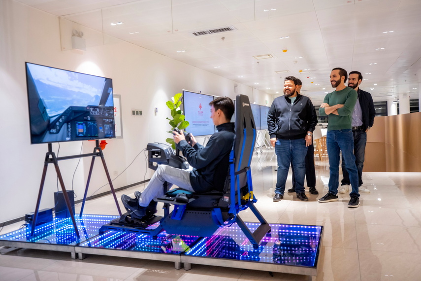 Nayib Bukele en la muestra de los tipos de videojuegos con los que cuenta la biblioteca. Nayib Bukele en la muestra de los tipos de videojuegos con los que cuenta la biblioteca.