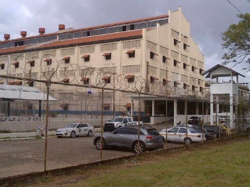 Joven que hacía visita en cárcel de Colón fue violada por 7 reos