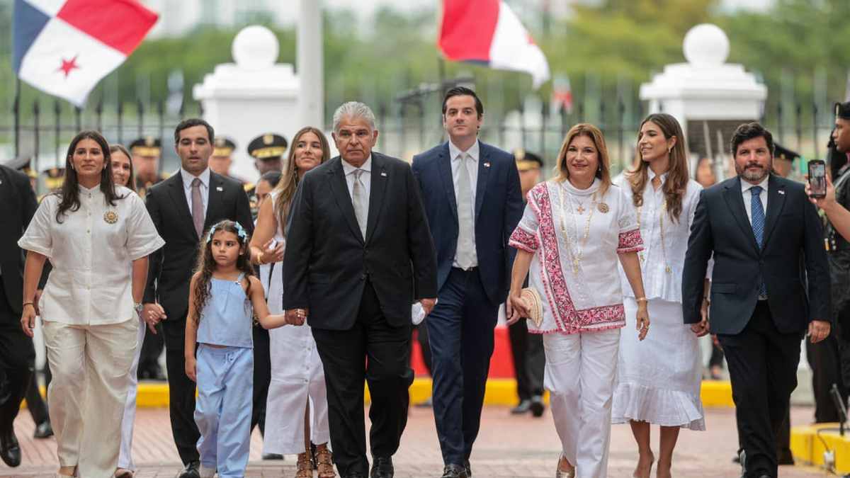 Presidente José Raúl Mulino entrega el Pabellón Nacional al abanderado del 3 de noviembre