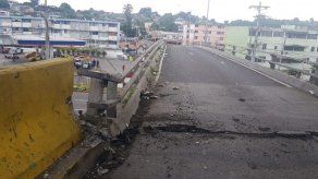 Cierran puente vehicular de Las Colinas tras impacto de equipo pesado