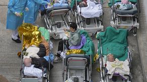 China ha podido controlar el virus dentro de sus fronteras y mantiene una estricta política que incluye confinamientos totales y pruebas masivas a millones de personas.