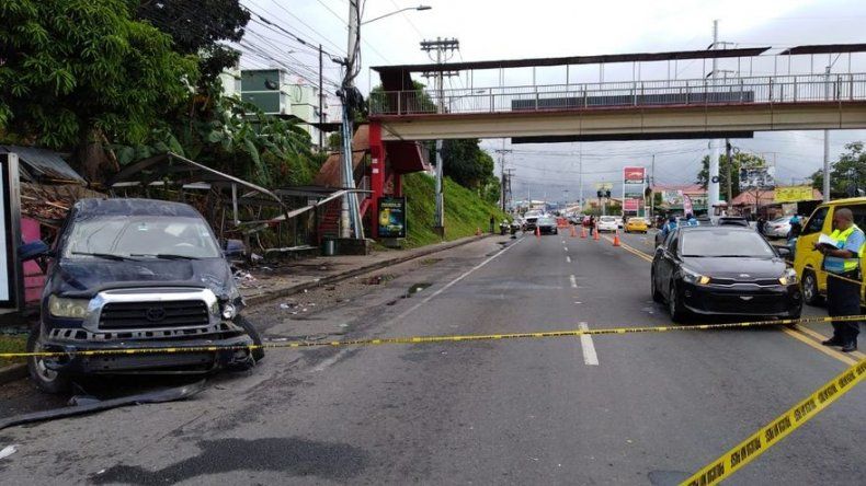 Auto se estrella contra una parada de buses en Villa Lorena y deja tres muertos