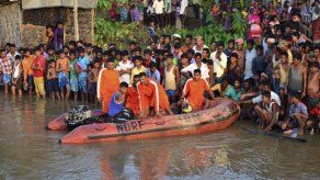 Se vuelca bote sobrecargado en India