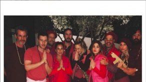 Kate Hudson se mete en problemas al disfrazarse de la secta de los Rajneeshees