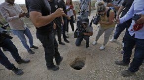 Imágenes de los servicios penitenciarios muestran un túnel excavado debajo de una baldosa del cuarto de baño, al pie de un lavabo. Los presos palestinos escaparon por él.