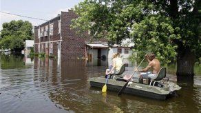 Lluvia amenaza poblados a orillas del río Misisipi