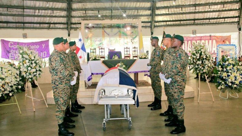 Último adiós al sargento Julio Guzmán, presidente Varela asiste a honras fúnebres