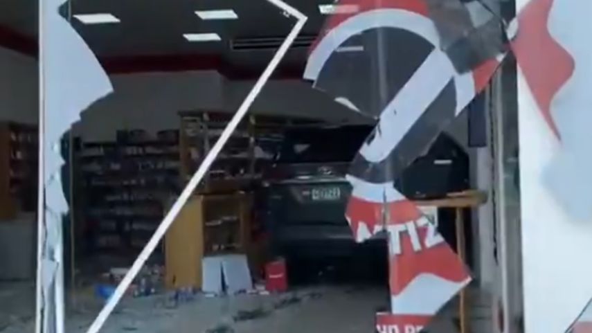 Auto se estrella contra farmacia en Calle 50.